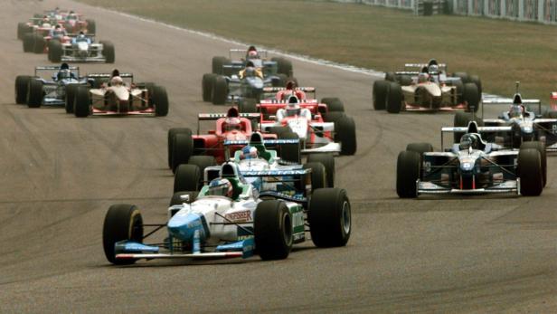 Mehrere Formel-1-Autos fahren auf einer Rennstrecke.