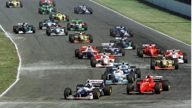 Eine Gruppe von Formel-1-Rennwagen fährt auf einer Rennstrecke.