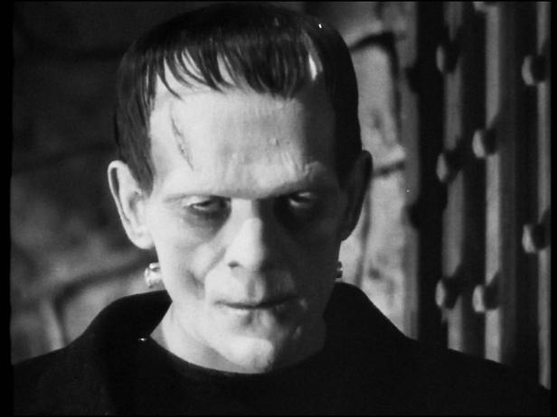 Schwarzweißaufnahme von Boris Karloff als Frankensteins Monster.