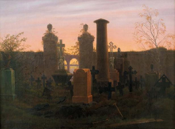 Ein Friedhof mit Grabsteinen und Monumenten im sanften Licht der Dämmerung.