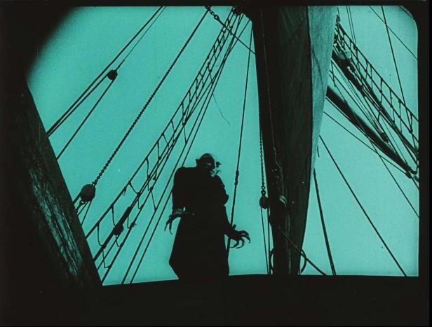 Graf Orlok steht auf dem Deck eines Schiffes im Film „Nosferatu“.