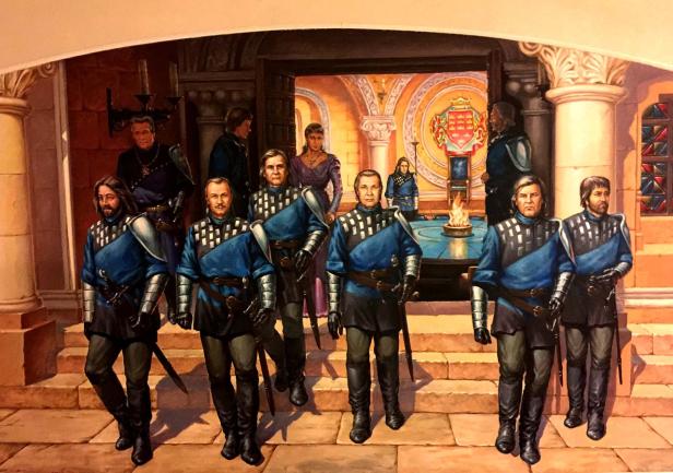 Eine Gruppe von Wachen in blauen Uniformen steht in einer Halle mit einem Wappen im Hintergrund.