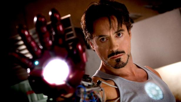 Robert Downey Jr. als Tony Stark mit einem Prototyp des Iron-Man-Anzugs.