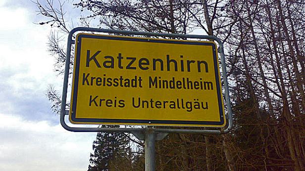 Ein gelbes Ortsschild von Katzenhirn, Kreisstadt Mindelheim, Kreis Unterallgäu.