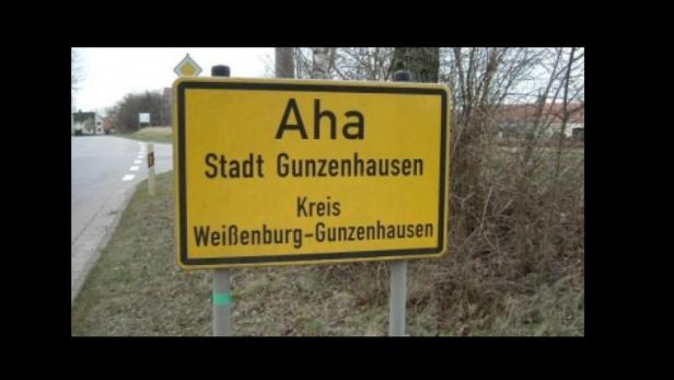 Ein gelbes Ortsschild von Aha, Stadt Gunzenhausen, Kreis Weißenburg-Gunzenhausen.