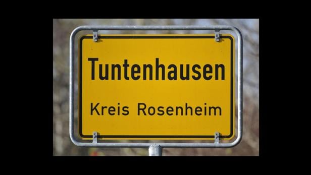 Ein gelbes Ortsschild von Tuntenhausen im Landkreis Rosenheim.
