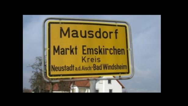 Ein gelbes Ortsschild von Mausdorf, Markt Emskirchen, Kreis Neustadt a.d. Aisch-Bad Windsheim.