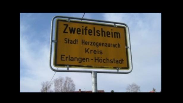 Ein gelbes Ortsschild von Zweifelsheim, Stadt Herzogenaurach, Kreis Erlangen-Höchstadt.
