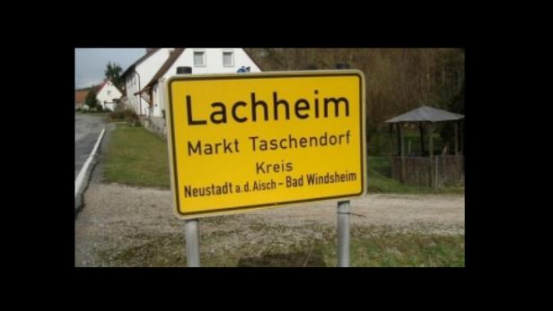 Ein gelbes Ortsschild von Lachheim, Markt Taschendorf, Kreis Neustadt a.d. Aisch-Bad Windsheim.