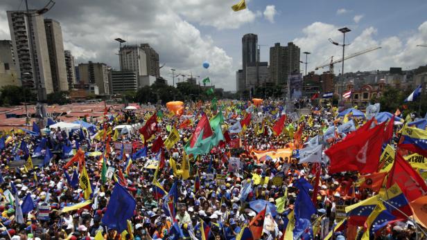 Eine große Menschenmenge demonstriert mit venezolanischen Flaggen in Caracas.