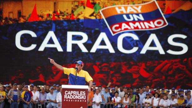 Capriles Radonski hält eine Rede vor einer Menschenmenge in Caracas.