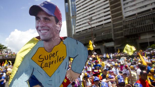Eine Pappfigur von Henrique Capriles als „Super Capriles“ inmitten einer Menschenmenge.