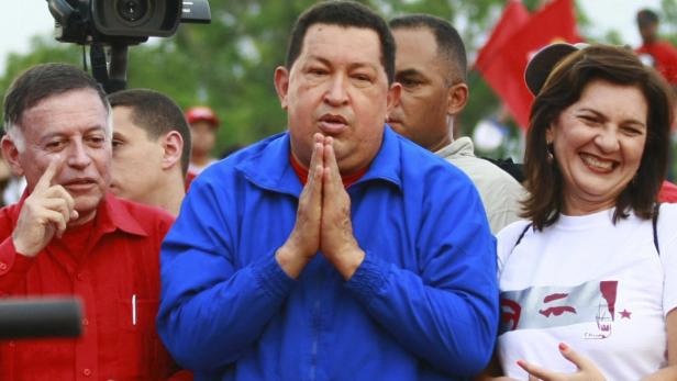 Hugo Chávez mit Unterstützern bei einer Veranstaltung.