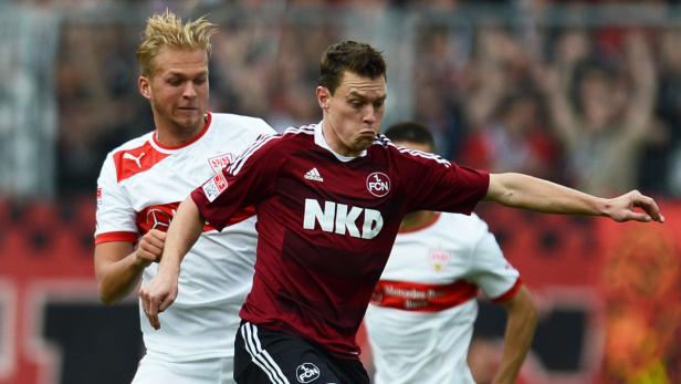 Zwei Fußballspieler im Zweikampf während eines Spiels.