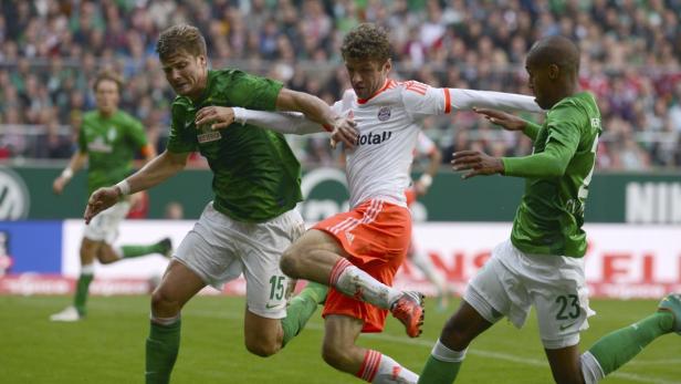 Fußballspieler kämpfen um den Ball während eines Spiels.