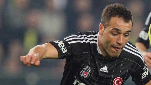 Ein Fußballspieler im schwarz-weiß gestreiften Trikot des türkischen Vereins Beşiktaş Istanbul.