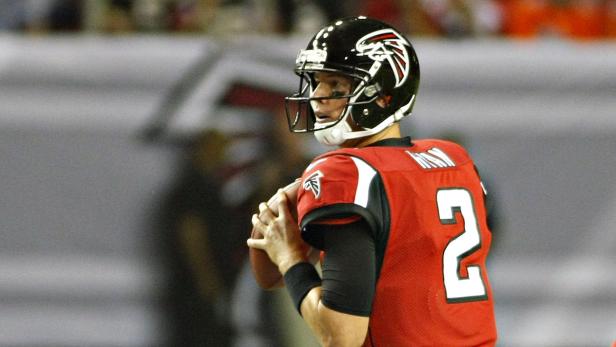 Ein Footballspieler der Atlanta Falcons mit der Nummer 2 hält einen Ball in der Hand.