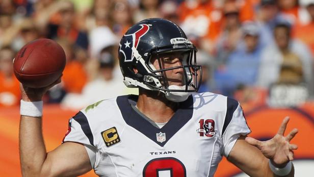 Ein Quarterback der Houston Texans wirft einen Football.