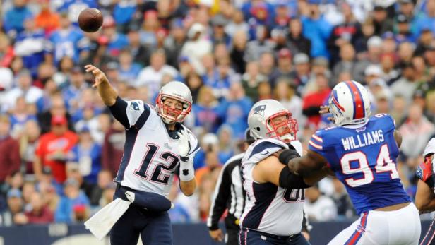 Tom Brady wirft den Football während eines Spiels.