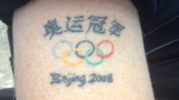 Mentale Hilfe: Veveras Tattoo erinnert an seinen Olympiasieg. Ein Tattoo mit den olympischen Ringen, chinesischen Schriftzeichen und der Aufschrift „Beijing 2008“.