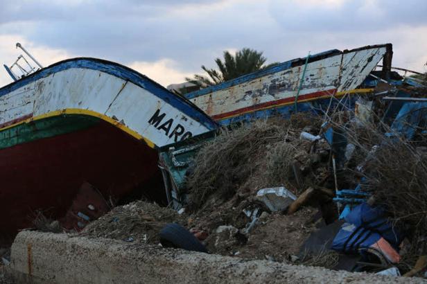 Zwei zerstörte Fischerboote liegen auf einem Schutthaufen.