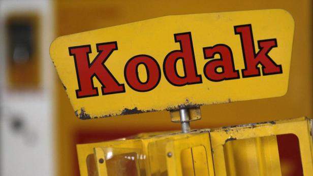 Ein gelbes Kodak-Schild mit roter Schrift.
