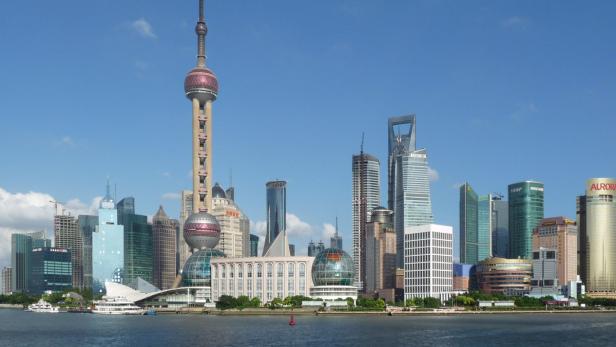 Die Skyline von Shanghai mit dem markanten Oriental Pearl Tower im Zentrum.