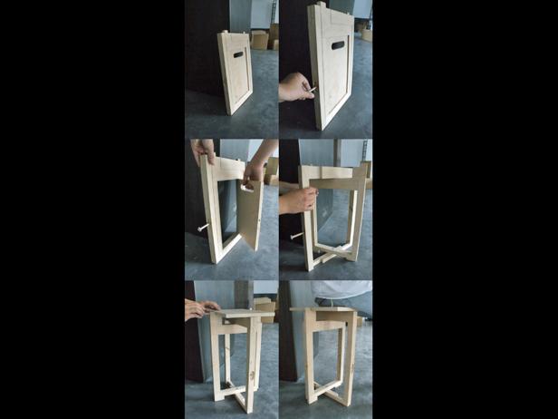 Eine Person montiert einen kleinen, klappbaren Holztisch in mehreren Schritten.
