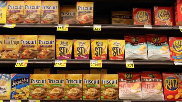 Regale in einem Supermarkt gefüllt mit verschiedenen Sorten Triscuit-, Ritz- und Wheat Thins-Crackern.