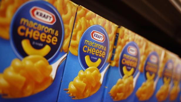 Mehrere Packungen Kraft Macaroni & Cheese Dinner stehen im Regal.