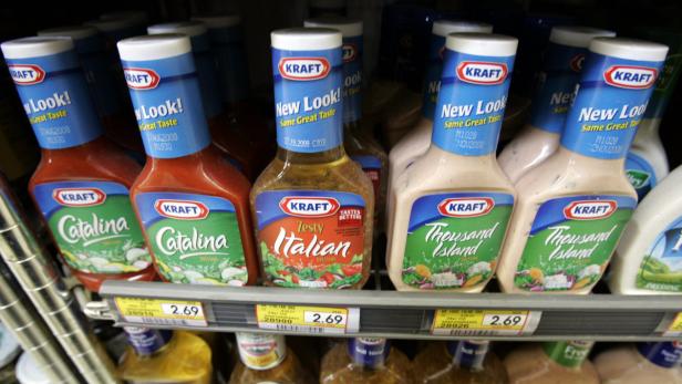 Verschiedene Sorten Kraft Salatdressing stehen in einem Regal zum Verkauf.