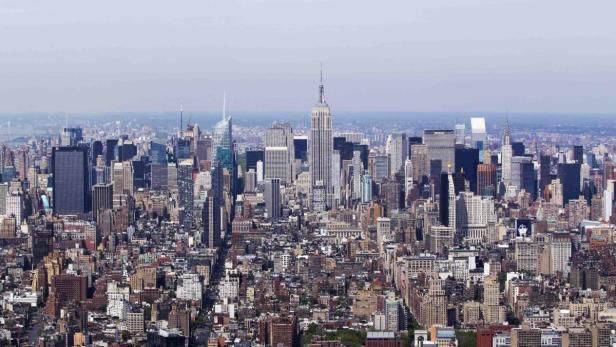 Luftaufnahme der Skyline von New York City mit dem Empire State Building im Zentrum.
