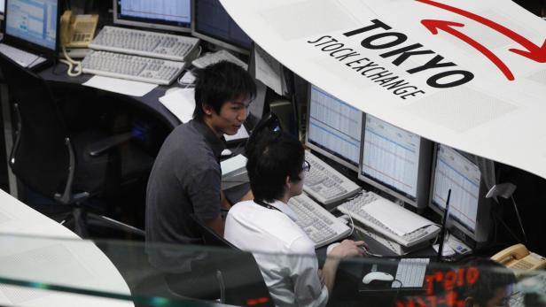 Zwei Männer arbeiten an Computern an der Tokioter Börse.