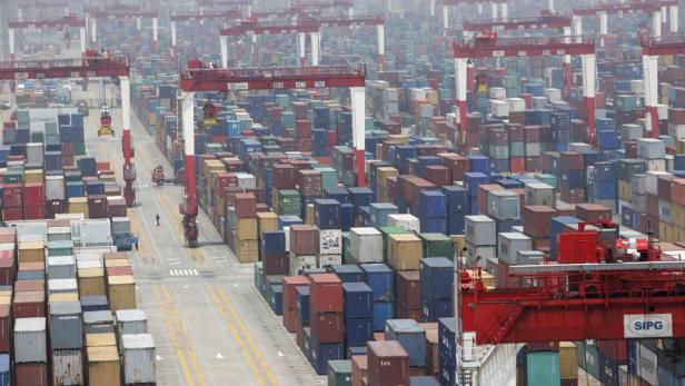 Ein Containerhafen mit unzähligen Containern und Kränen.