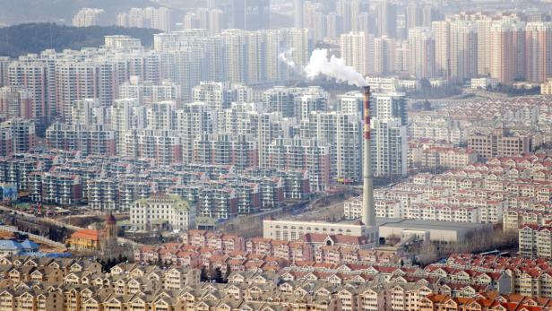 Dichte Wohnbebauung mit Hochhäusern und Reihenhaussiedlungen in einer chinesischen Stadt.