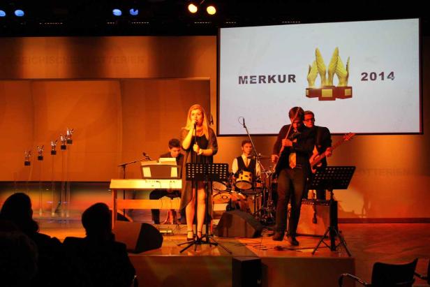 Eine Band spielt auf einer Bühne während der „Merkur 2014“-Preisverleihung.
