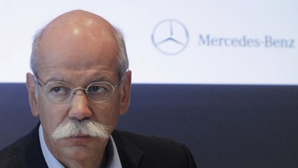 Dieter Zetsche, ehemaliger Vorstandsvorsitzender von Daimler, vor einem Mercedes-Benz Logo.