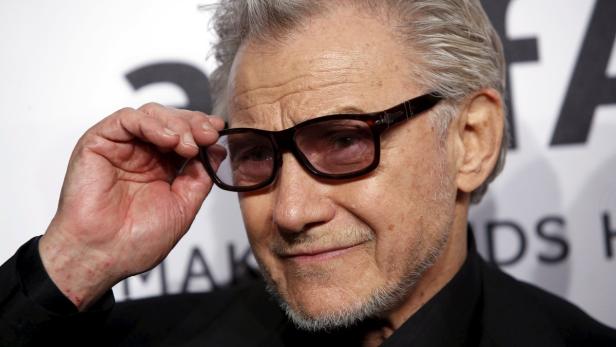 Harvey Keitel posiert mit seiner Brille auf einer Veranstaltung.
