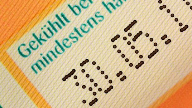 Nahaufnahme eines Mindesthaltbarkeitsdatums auf einer Produktverpackung.