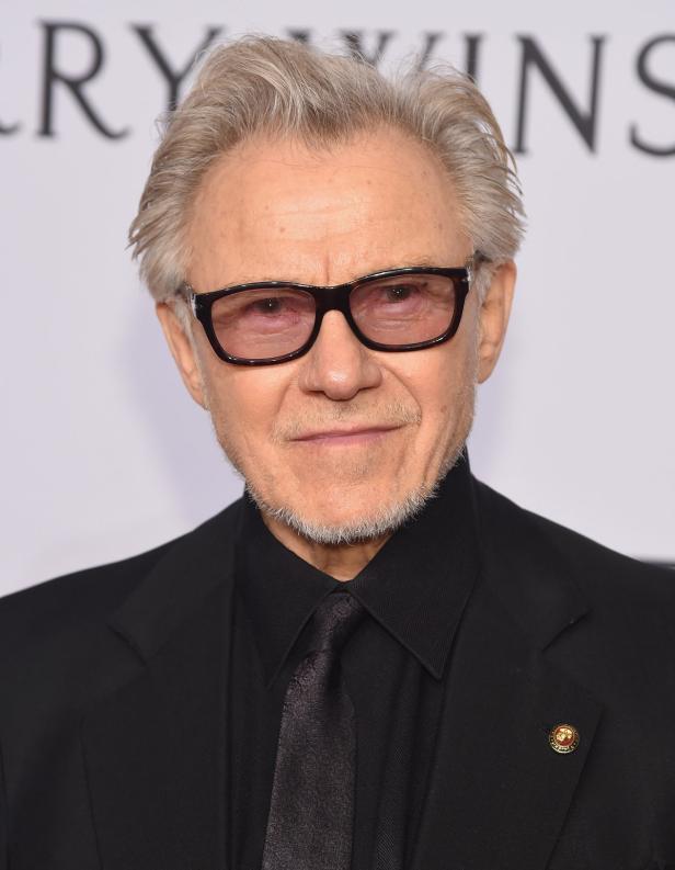 Porträt von Harvey Keitel mit Brille und dunklem Anzug.