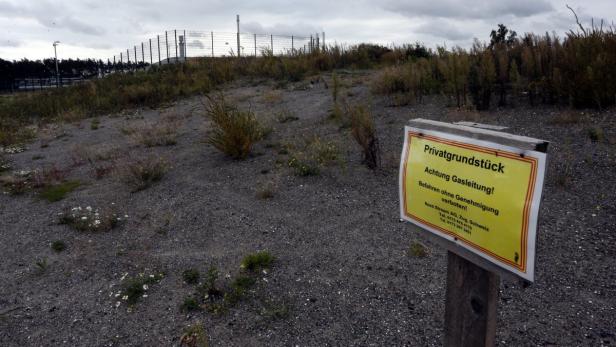 Ein Schild warnt vor einer Gasleitung auf einem Privatgrundstück der Nord Stream AG.