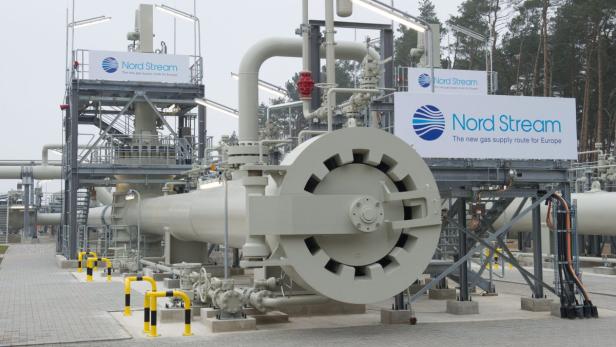 Die Nord-Stream-Pipeline mit zugehörigen Anlagen und Hinweisschildern.