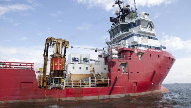 Das rote Offshore-Schiff „Skandi Olympia“ auf dem Meer.