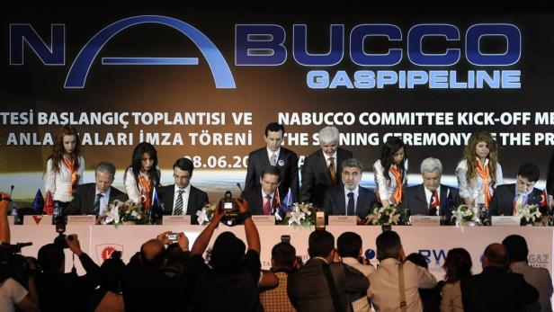 Offizielle Unterzeichnung des Nabucco-Gaspipeline-Projekts mit mehreren Würdenträgern.