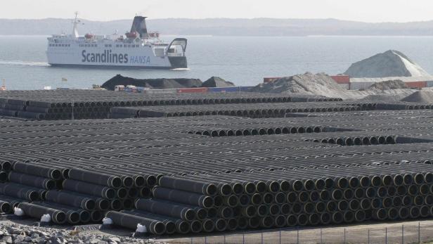 Eine Fähre der Scandlines passiert ein Lager mit vielen Rohren.