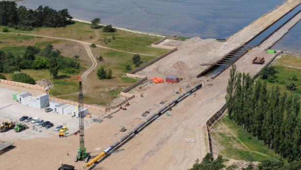 Eine Baustelle für eine Pipeline erstreckt sich entlang einer Küstenlinie.