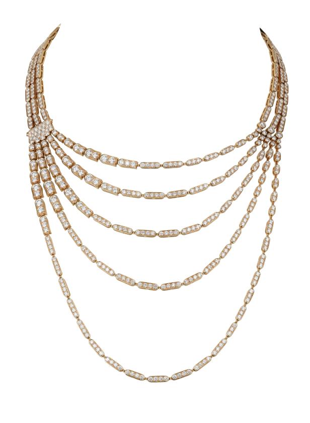 Eine goldene Halskette mit mehreren Strängen und Diamanten auf einem weißen Hintergrund.