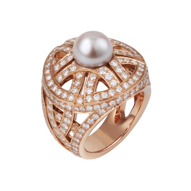 Ein goldener Ring mit einer großen Perle und Diamanten.