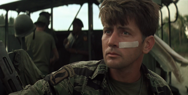 Martin Sheen als Captain Willard in „Apocalypse Now“ mit einem Pflaster im Gesicht.
