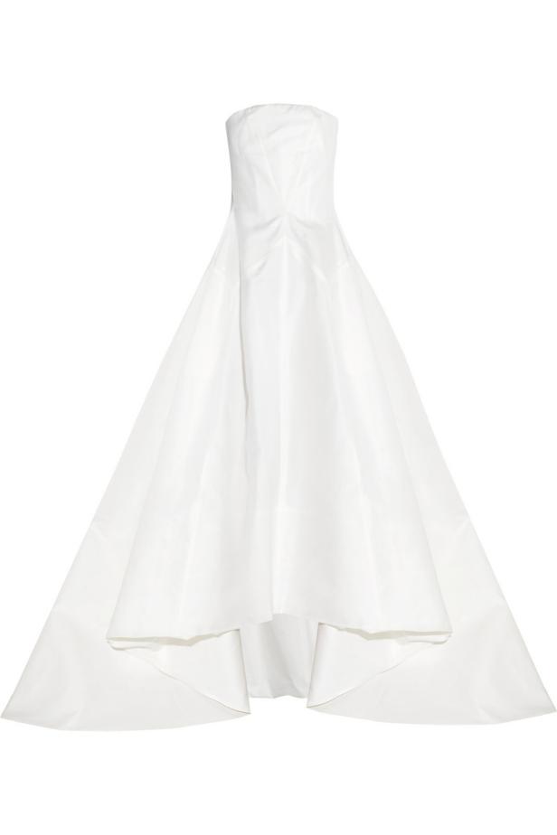 Ein trägerloses, weißes Kleid mit einer langen Schleppe.